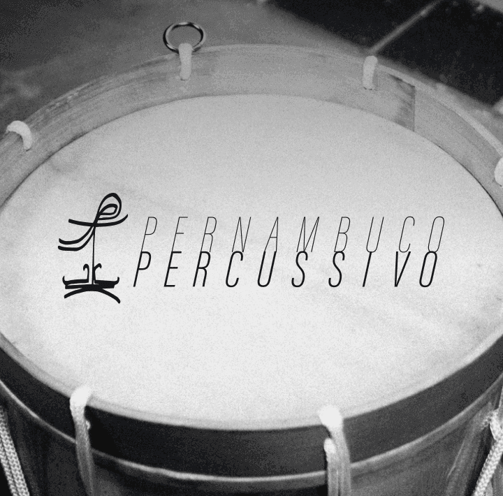 mão do artista apoiada em um instrumento de percussão