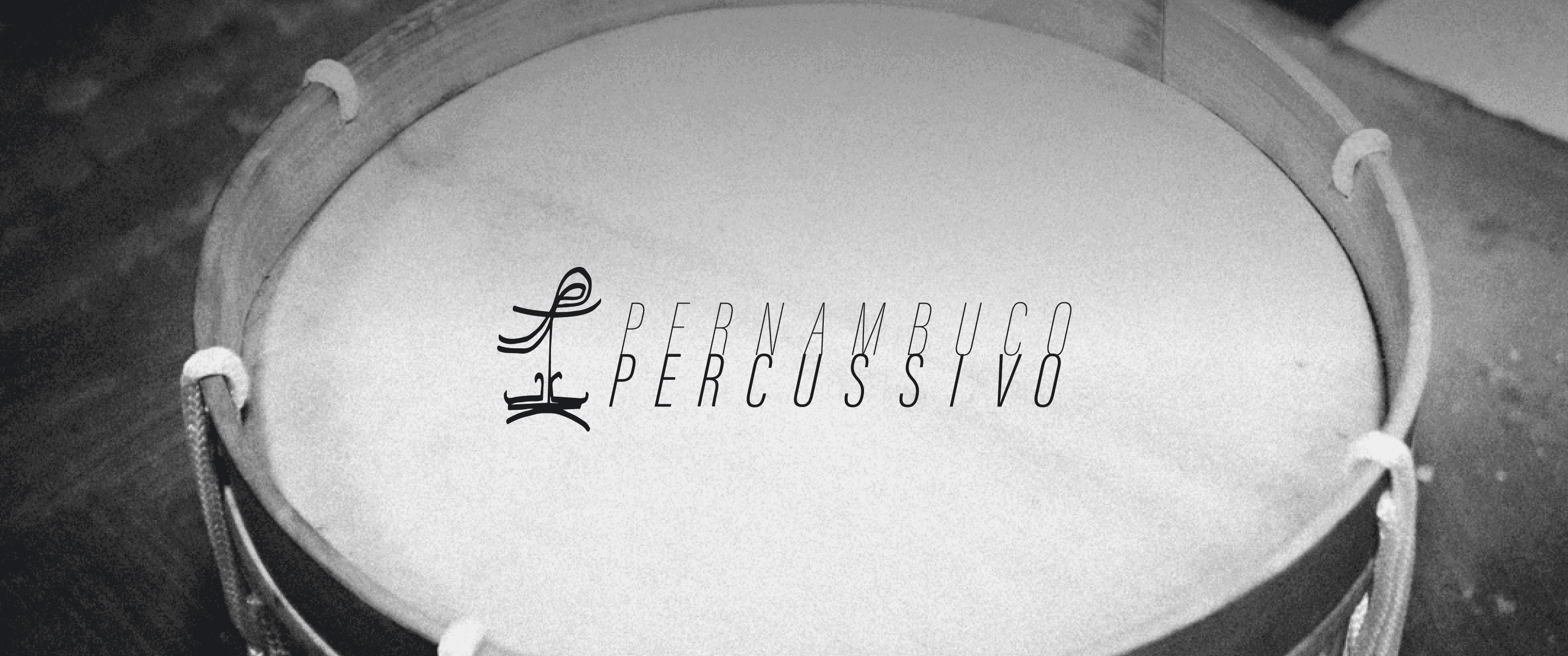 mão do artista apoiada em um instrumento de percussão