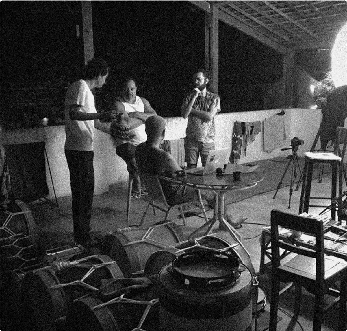 Equipe do projeto conversando ao lado dos instrumentos