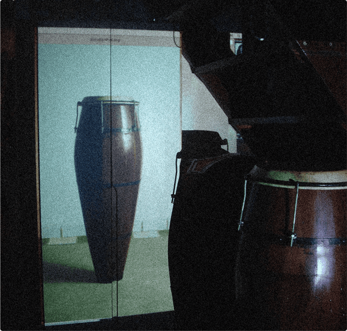 Imagem de um instrumento projetada na parede