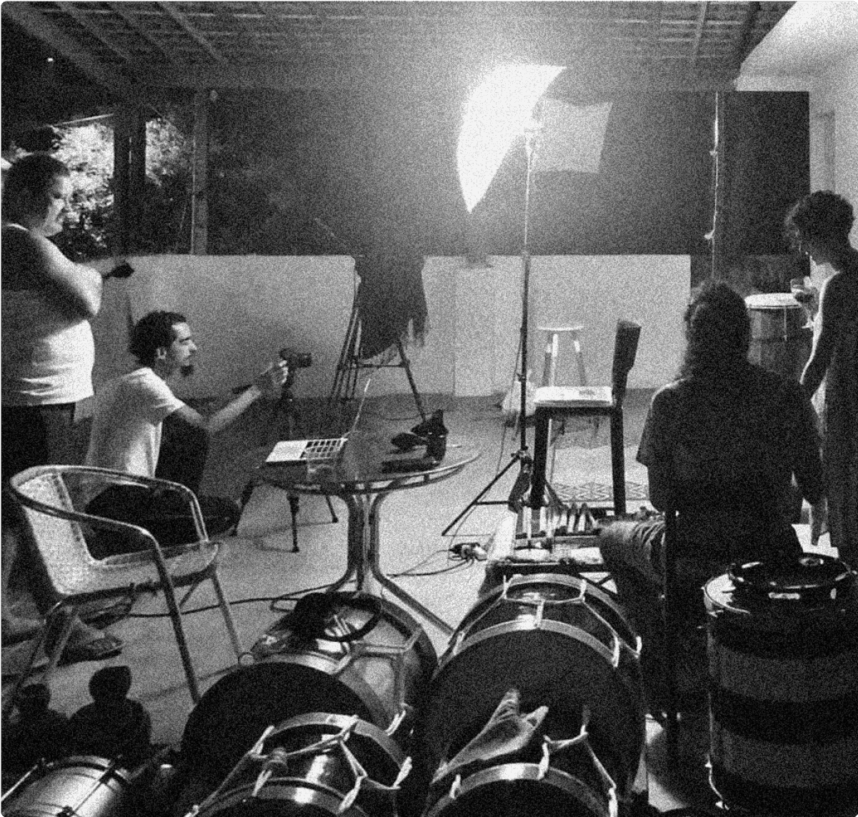 Equipe do projeto tirando fotos dos instrumentos